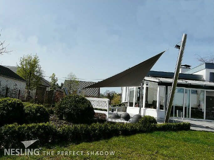 Μαύρο Πανί σε Κήπο